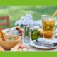 gedeckter Tisch mit Blumen im Sommer