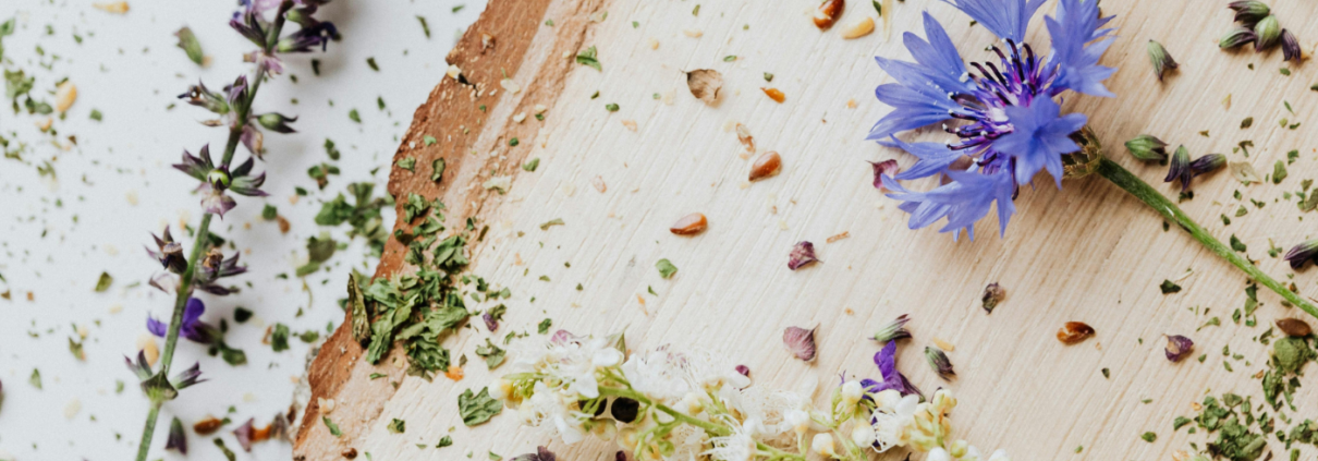 Kräuter auf Holz