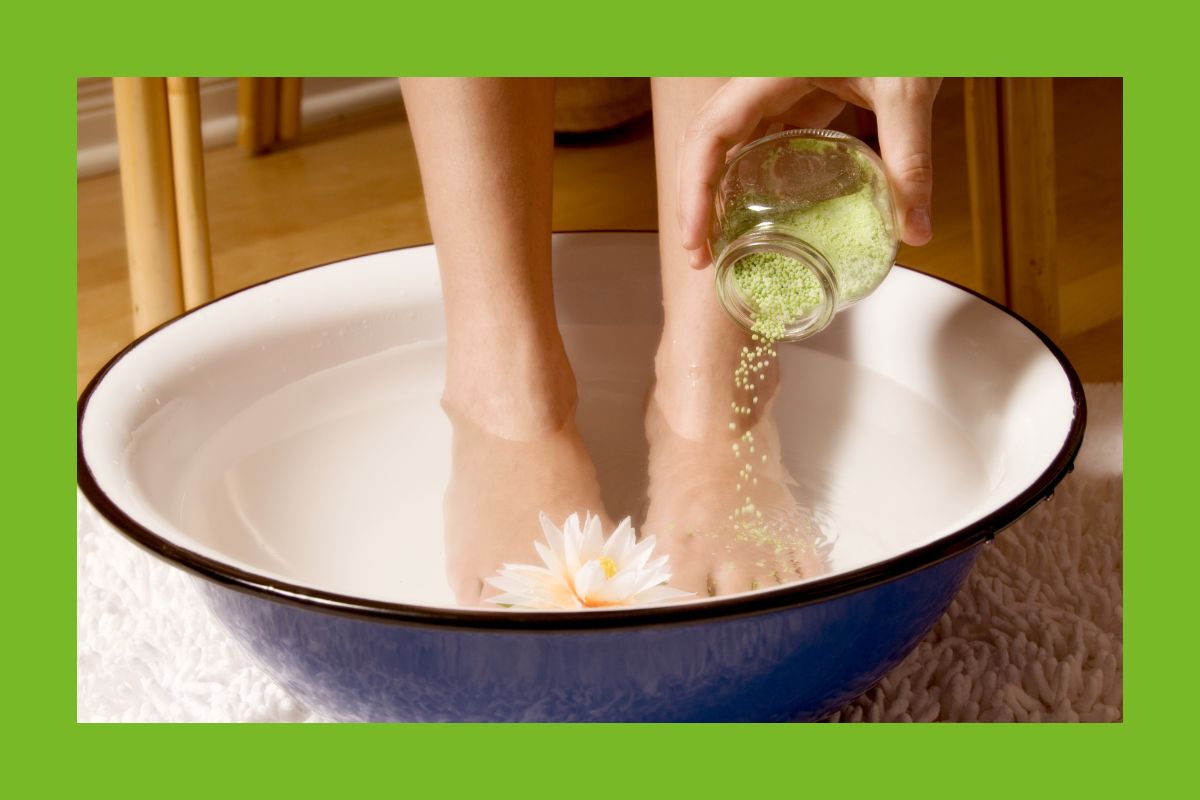 Fußbad in einer Schüssel